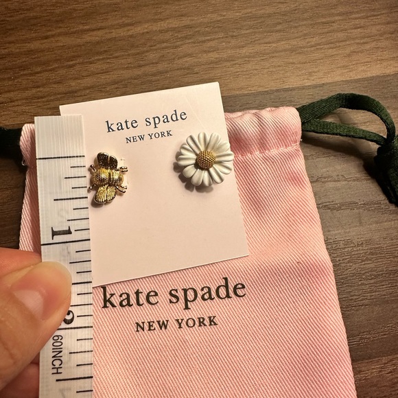 NWT Kate Spade Bee & Daisy Earrings with Dust Bag - Picture 4 of 4